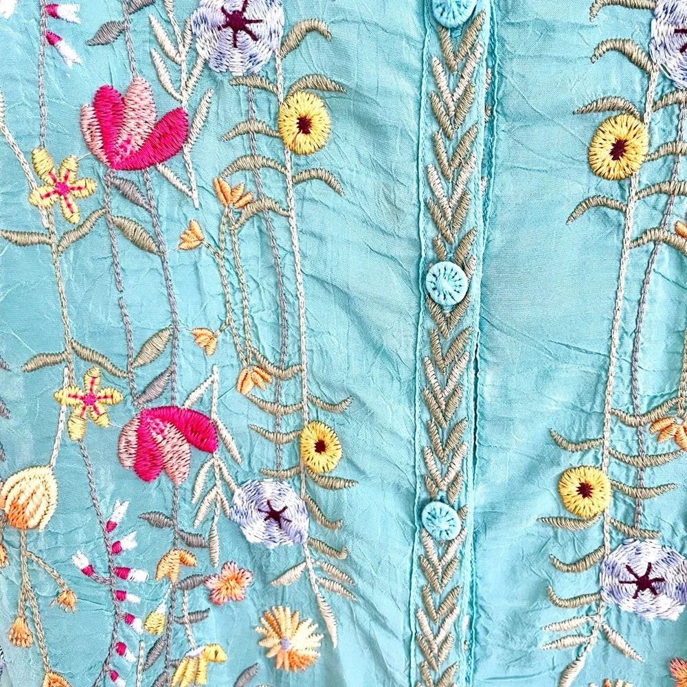 Darling JOHNNY WAS Embroidered Button Down Shirt Medium - Picture 2 of 5
